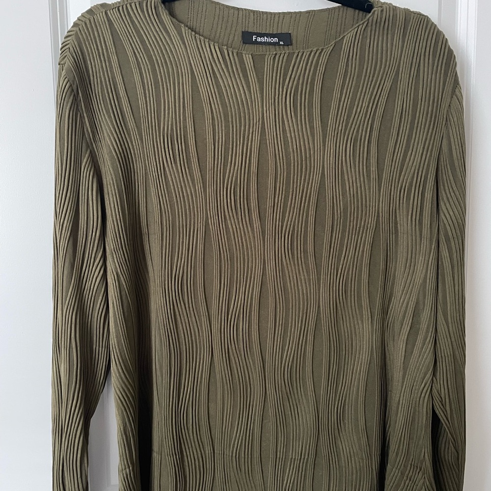 NWOT Olive Green Ribbed Top, excellent condition